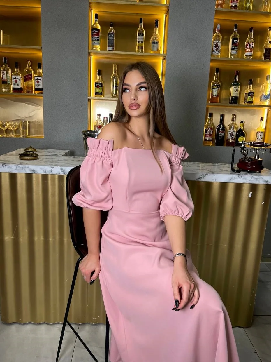 Розовый платье вечернее с пышными рукавами, с косточками на груди. Женское приталенное миди платье