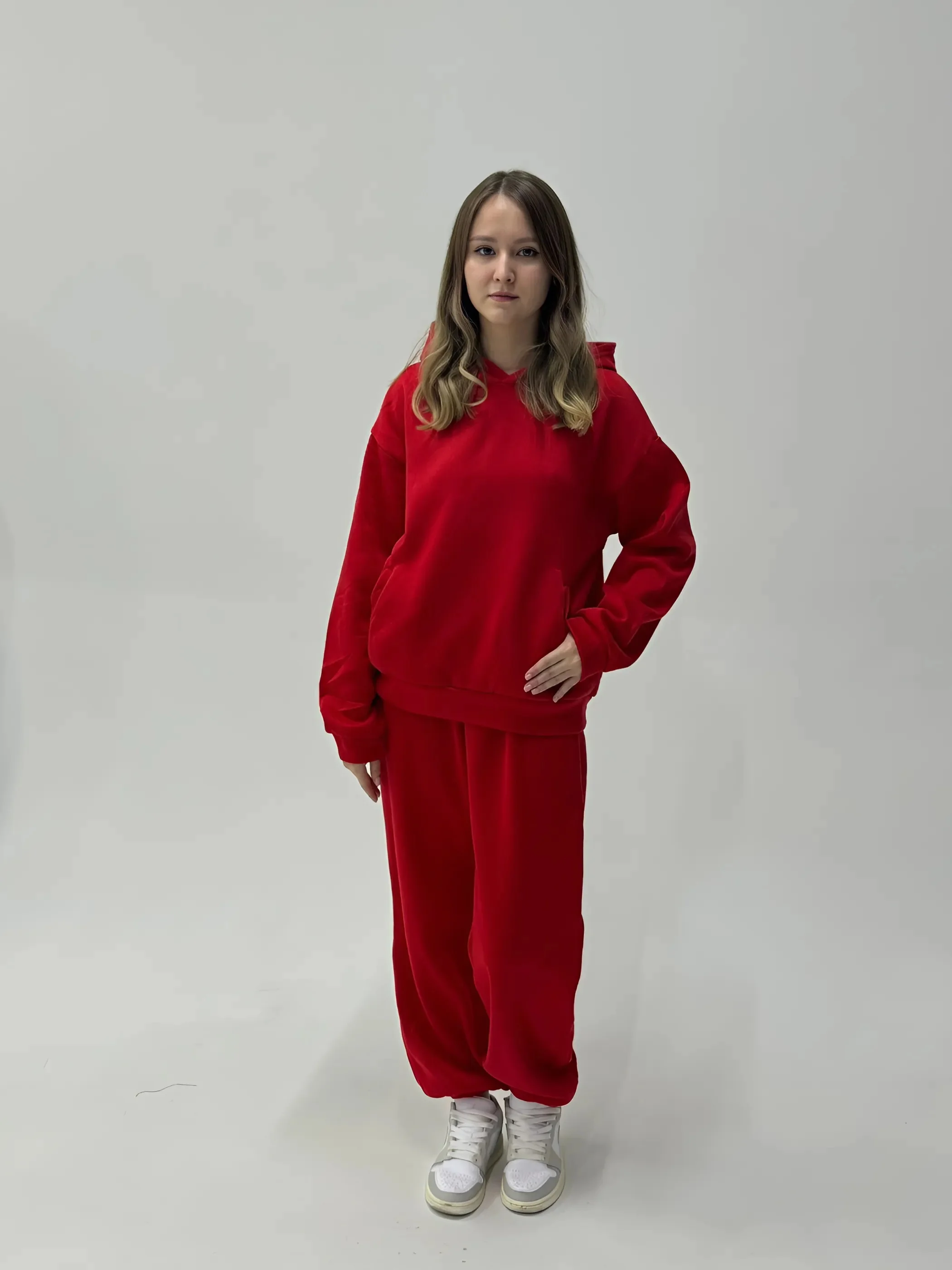 Красный женский спортивный костюм