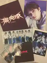 Тёмно-бордовый k-pop альбомы Stray kids - Rock star и Xikers - House of tricky