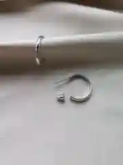 Серебряный серьги гвоздики полукольца с узором