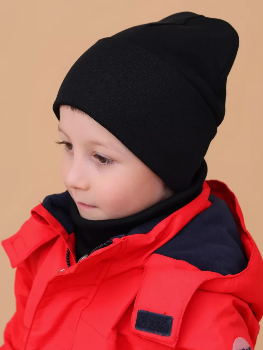 Черный комплект демисезонный для мальчика 3-7 лет .Шапка и снуд для мальчика