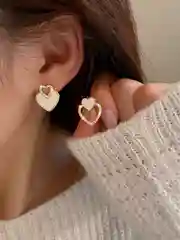 Белый серьги женские Сердце, асимметричные, серьги сердечки