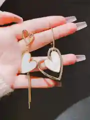 Белый серьги асимметричные длинные, серьги с сердечками, серьги женские