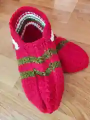 Алый шерстяные следки ручной вязки