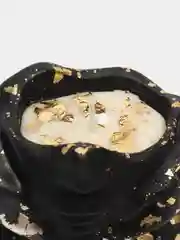 Черный свечи в гипсовых фигурах