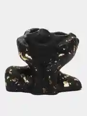 Черный свечи в гипсовых фигурах