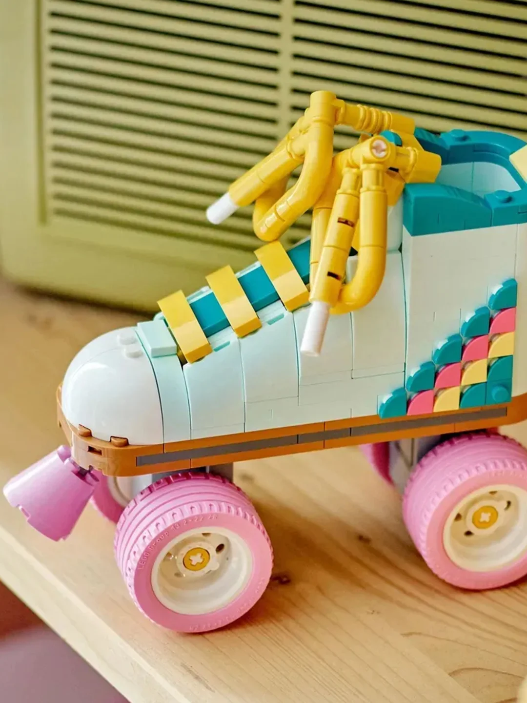 Конструктор LEGO CREATOR "Ретро роликовые коньки", 3в1, 8+