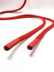 Красный шнурок для одежды круглый с силиконовыми наконечниками