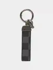 Серый брелок для ключей автомобиля
