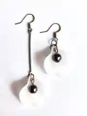 Серьги ассиметричные нежные Белые лепестки