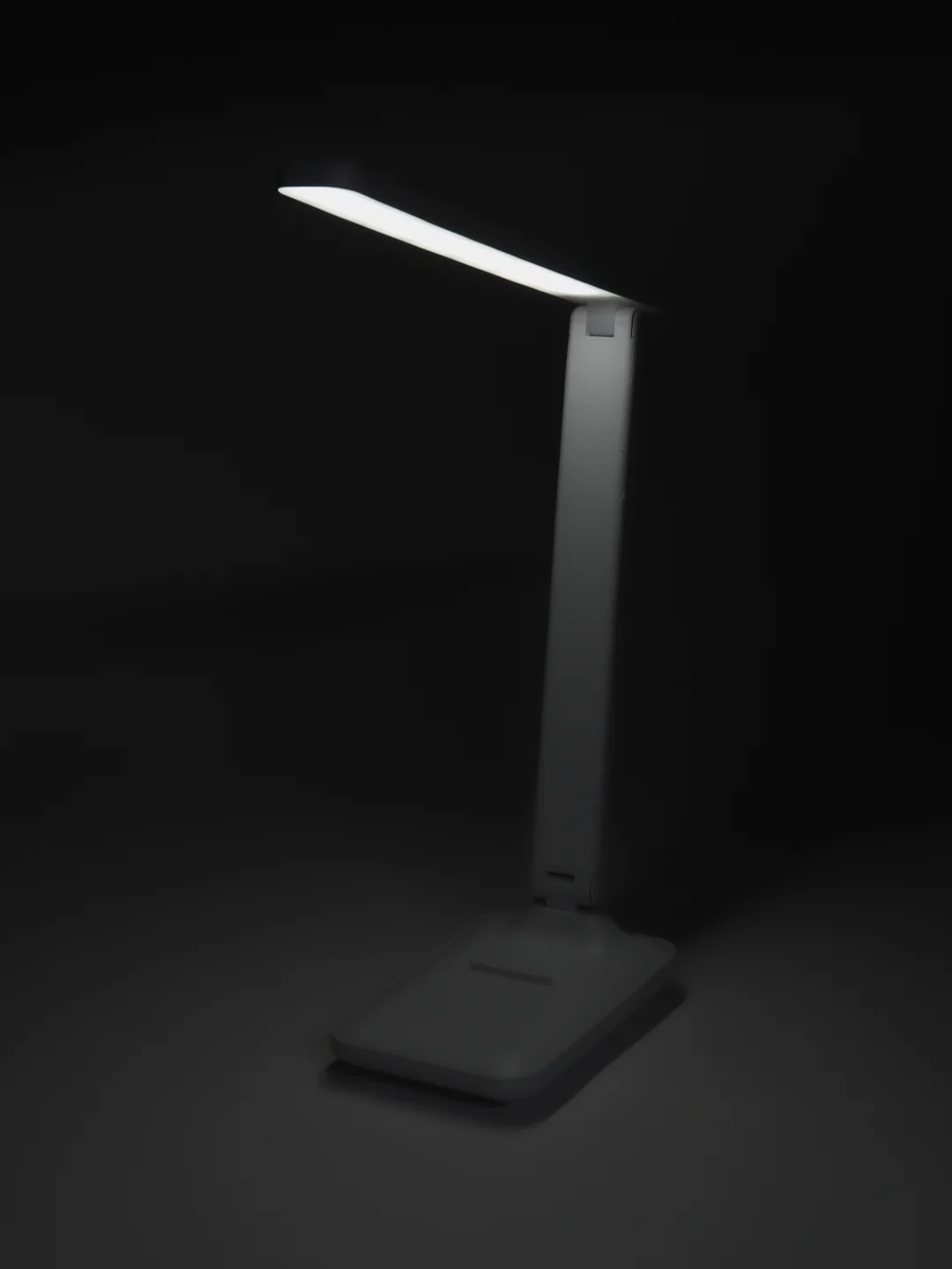 LED-лампа настольная European rotary table lamp с беспроводной зарядкой для телефона