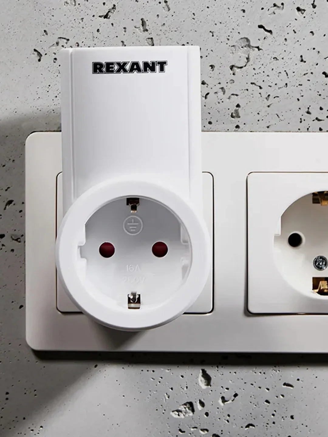 Радиоуправляемая розетка c пультом REXANT RX-001, 10А/30м
