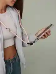 Пастельно-коралловый шнурок на шею для телефона и ключей