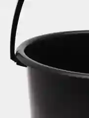 Черный ведро хозяйственное с ручкой