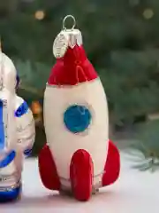 Набор елочных игрушек Космический из 2 фигурок ракета и космонавт в подарочной упаковке