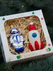 Набор елочных игрушек Космический из 2 фигурок ракета и космонавт в подарочной упаковке