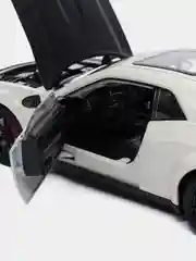 Белый масштабная металлическая модель авто 1:24 DODGE Challenger