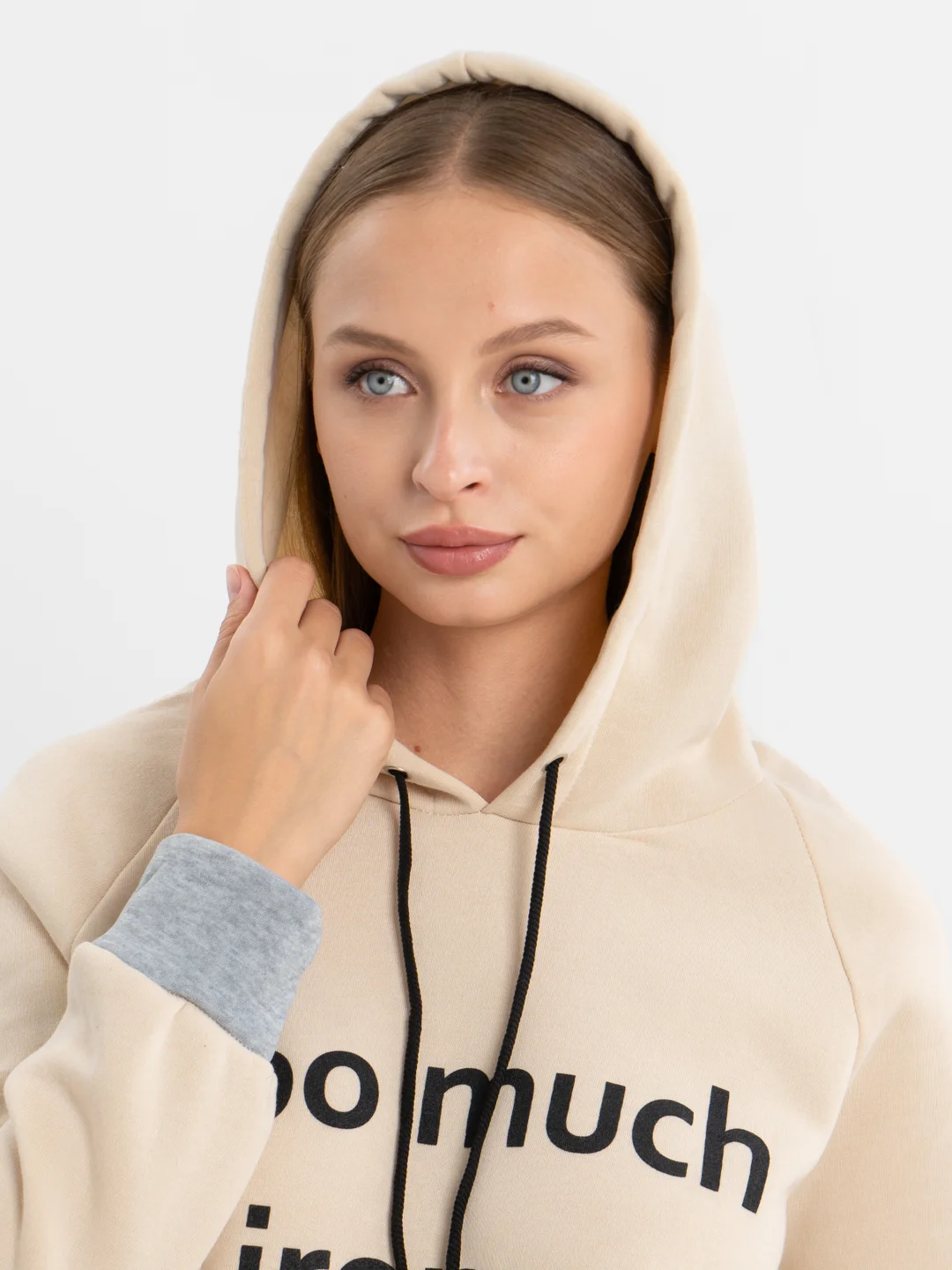 Бежевый женский костюм
