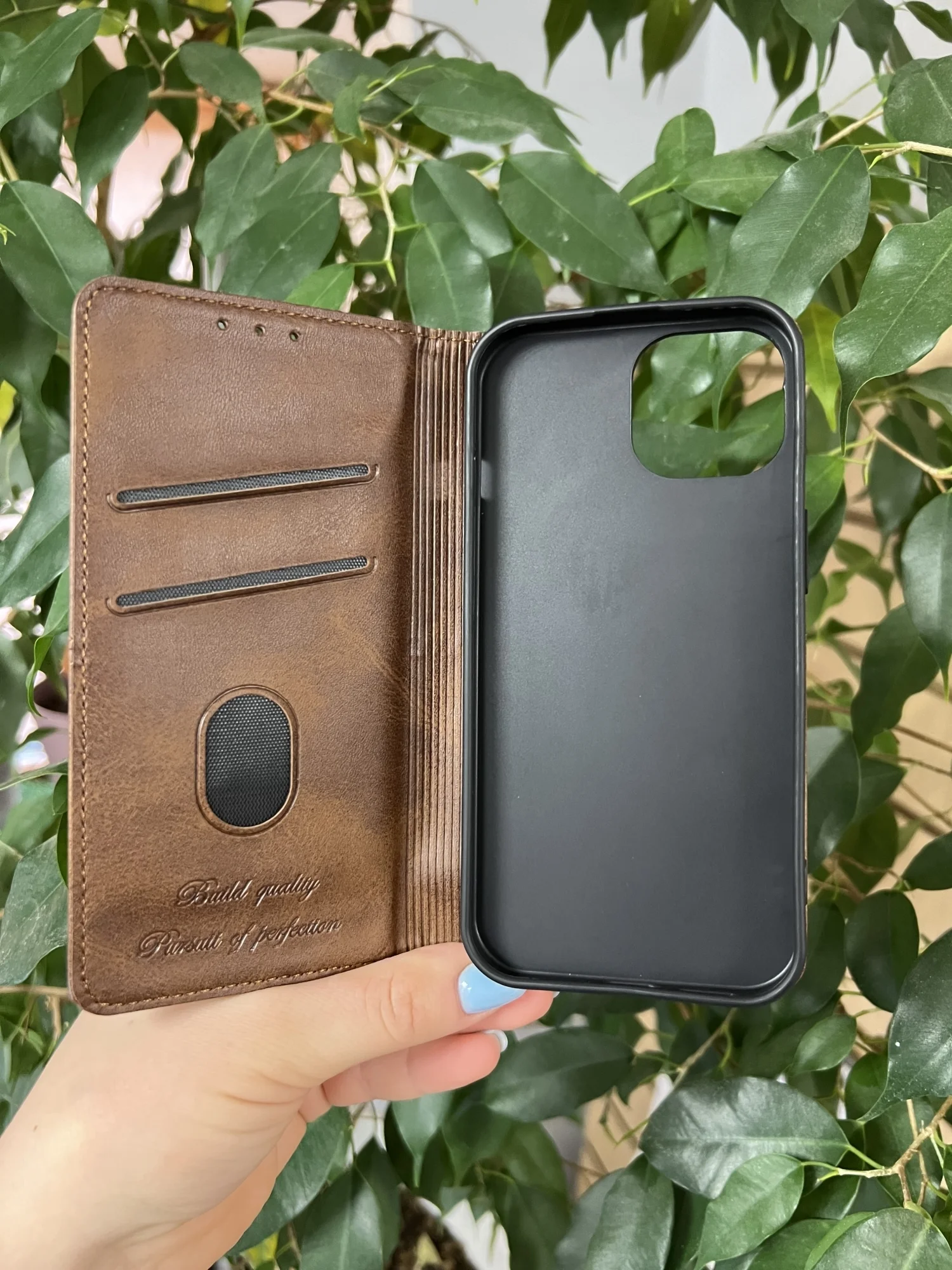 Тёмно-коричневый чехол книжка elitcase для Apple iPhone 15 / Айфон 15