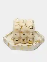 Белый свеча на гипсовой подставке