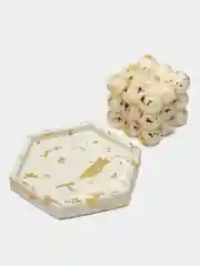 Белый свеча на гипсовой подставке