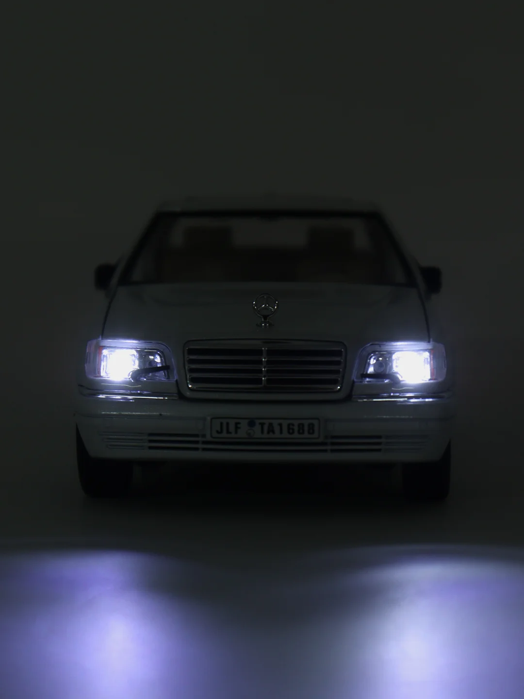Белый масштабная металлическая модель авто 1:24 MERCEDES-BENZ W140