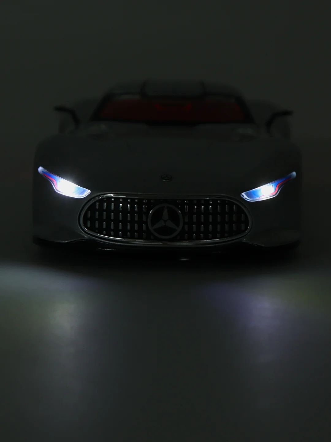 Белый масштабная модель авто 1:24 MERCEDES-BENZ AMG Vision