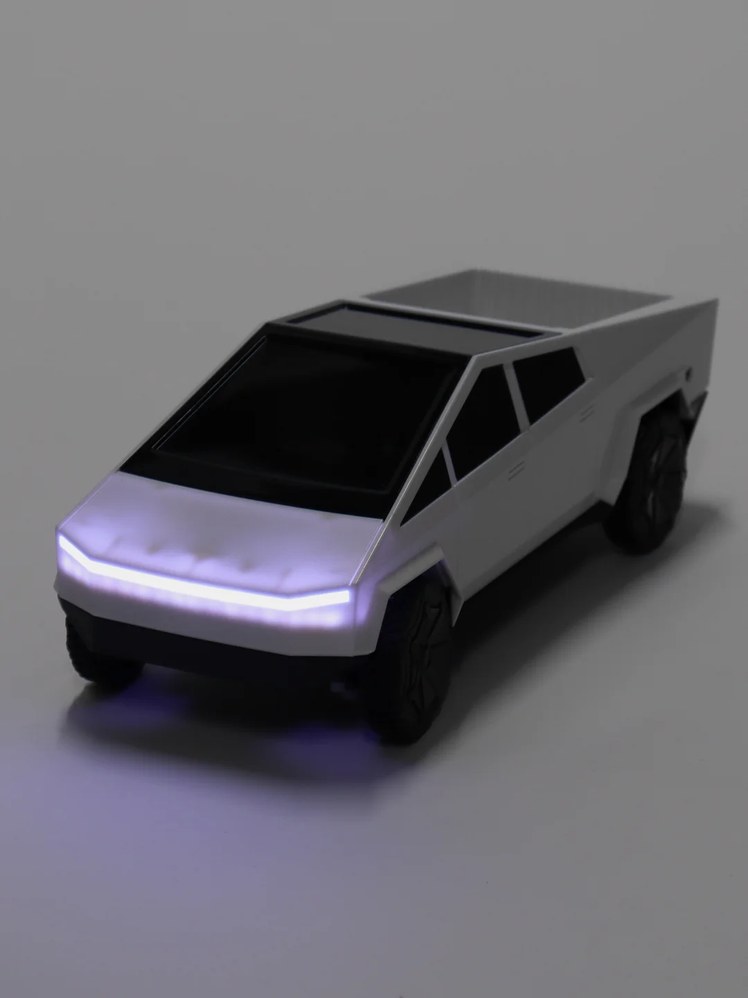 Белый радиоуправляемая машинка Cybertruck Tesla, на пульте управления 1:18 (кибертрак, тесла)