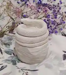 Белый подсвечник змея для чайной свечи