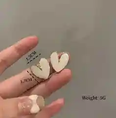 Серьги сердечки гвоздики белые жемчужные пусеты