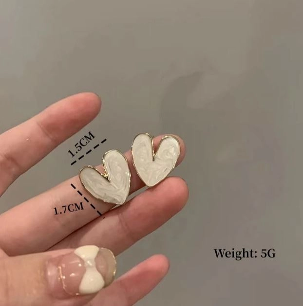 Серьги сердечки гвоздики белые жемчужные пусеты