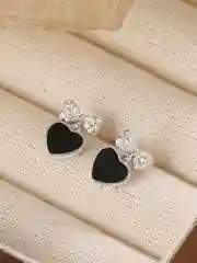Серьги гвоздики черное сердечко, серьги маленькие, серьги женские