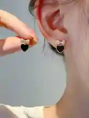 Серьги гвоздики черное сердечко, серьги маленькие, серьги женские
