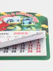 Лесной зеленый календарь на 2025 год магнитный, отрывной. Символ года Змея с пожеланиями на Новый год