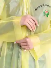 Желтый плащ-дождевик с капюшоном, на клепках