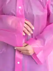 Розовый плащ-дождевик с капюшоном, на клепках