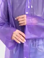 Фиолетовый плащ-дождевик с капюшоном, на клепках