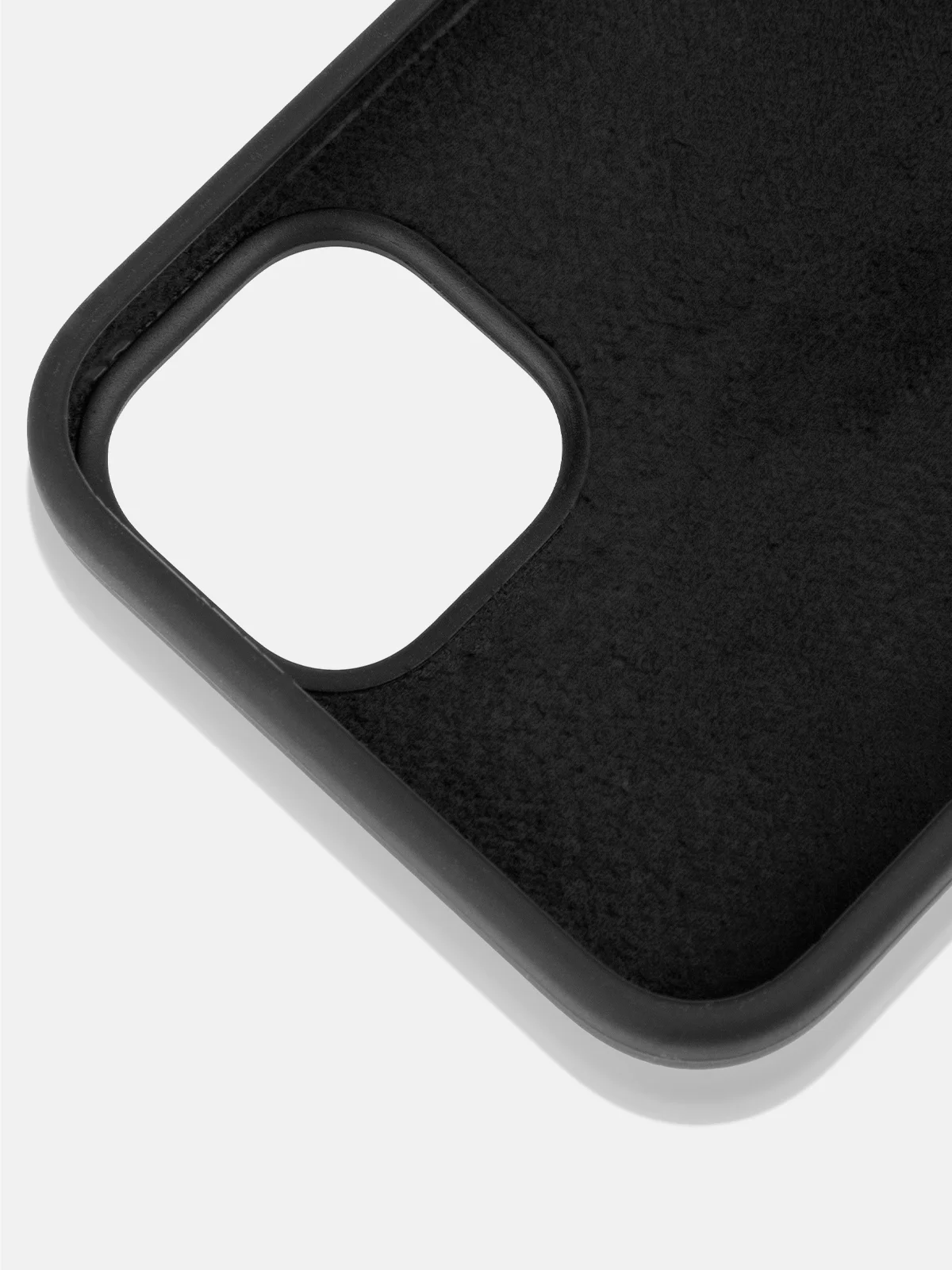 Черный чехол для iPhone 15 Plus силиконовый ROSCO матовый с микрофиброй, бортиком защитой камер