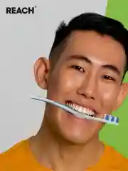Зубная щетка REACH Interdental "Межзубная чистка", средней жесткости