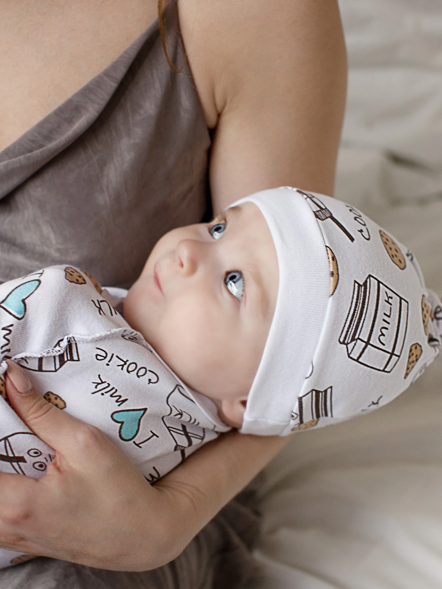 Бежевый пеленка (кокон на молнии) с шапочкой Amarobaby (Soft Hugs)