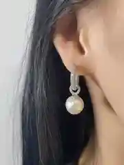 Серьги кольца с подвеской из жемчуга