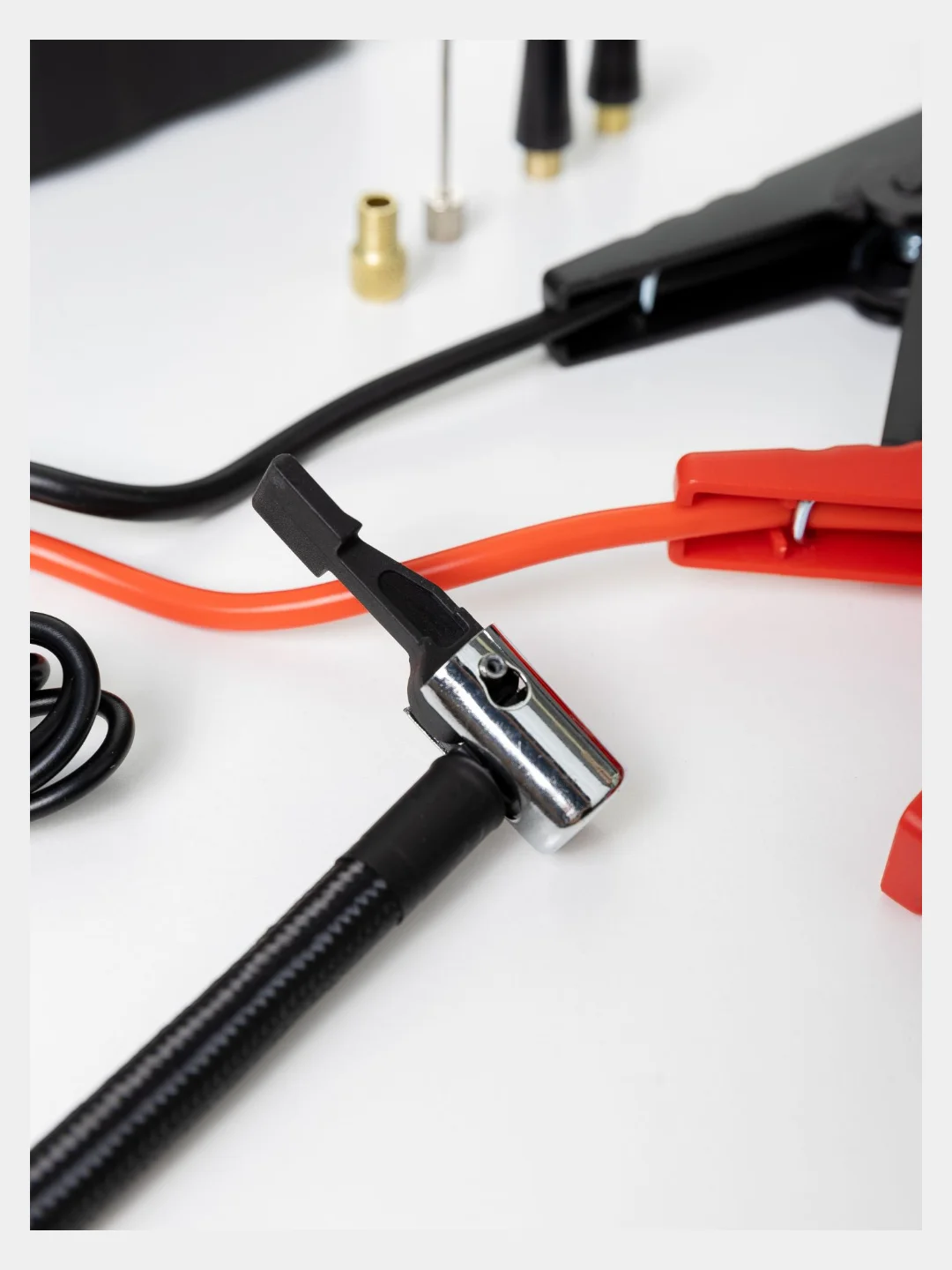 Черный зарядное устройство для автомобиля, PowerBank, компрессор автомобильный, фонарик - 4 в 1