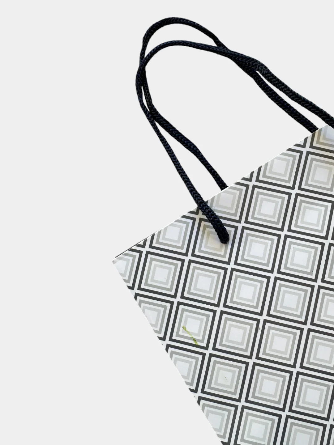 Черный пакет подарочный с глянцевой ламинацией 18 x 23 х 8 см