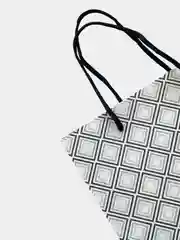 Черный пакет подарочный с глянцевой ламинацией 18 x 23 х 8 см