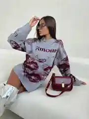 Тёмно-серый свитер женский рваный с принтом Amore (Аморе), вязаный, оверсайз, удлиненный джемпер кофта