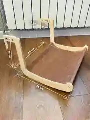 Коричневый лежанка для кошки на батарею