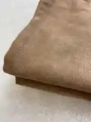 Коричневый лежанка для кошки на батарею