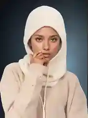 Молочный капор женский вязаный, капюшон