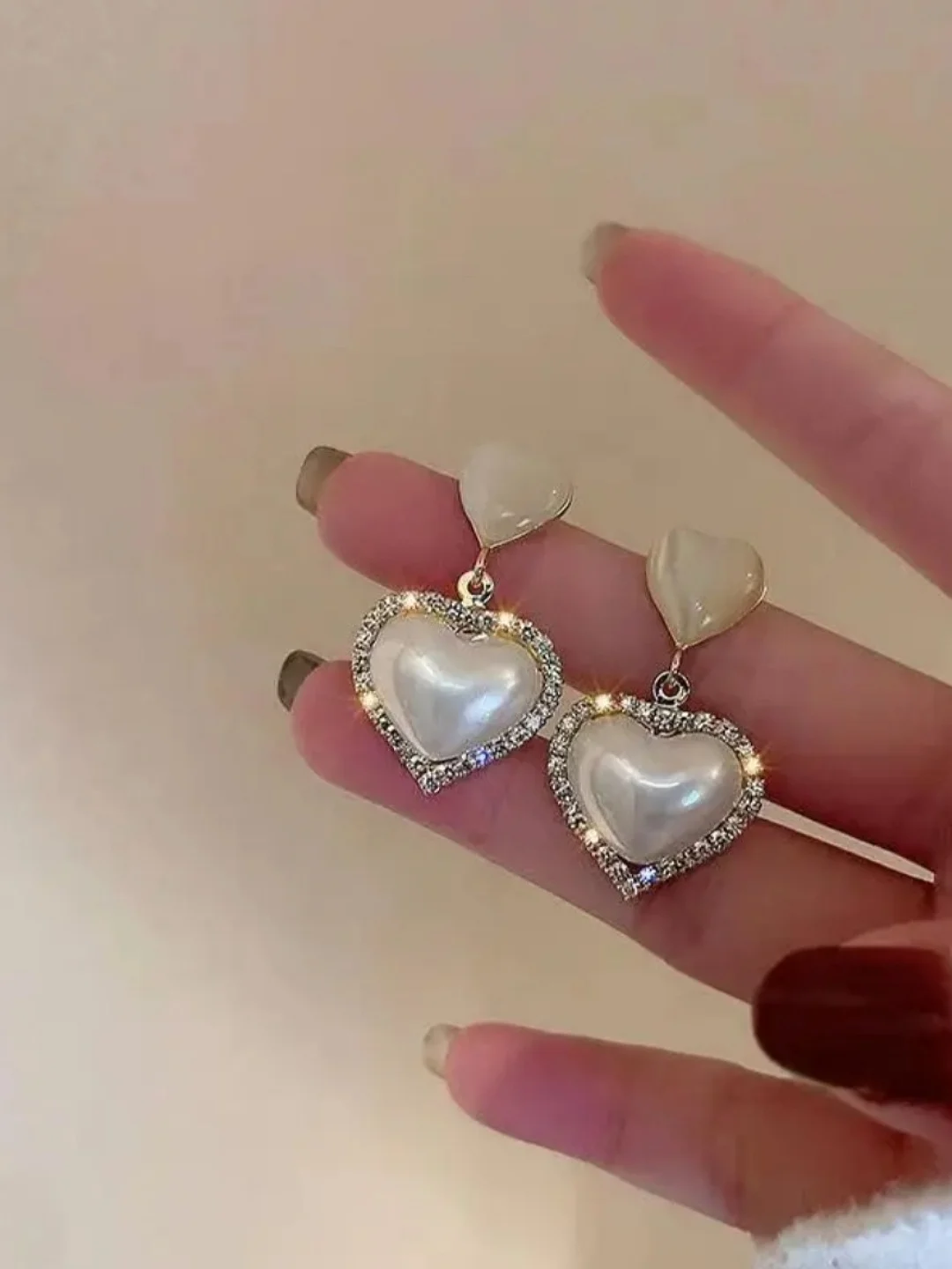 Серьги сердечки с жемчугом и стразами