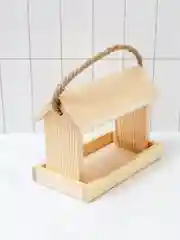 Деревянная кормушка для птиц